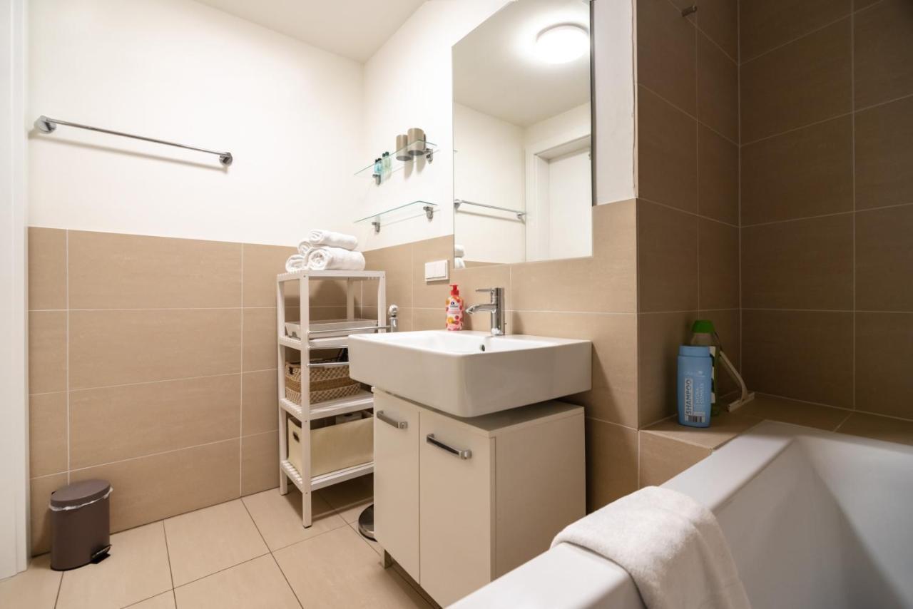 Quiet And Cozy Apartment Next To Mariahilfer Strasse And Naschmarkt With Ac, Minimum 30 Nights Vienna Exterior photo