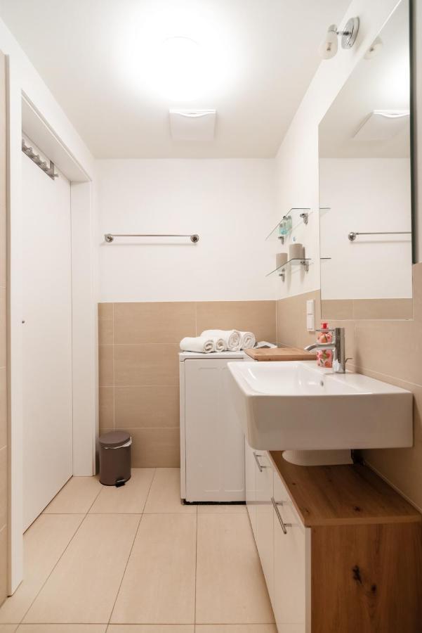 Quiet And Cozy Apartment Next To Mariahilfer Strasse And Naschmarkt With Ac, Minimum 30 Nights Vienna Exterior photo